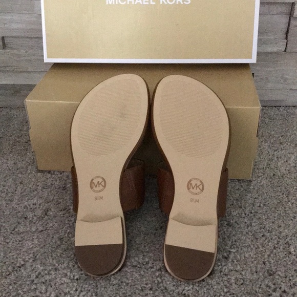 NIB Michael Kors tan leather sandals w/ gold logo - Picture 4 of 4